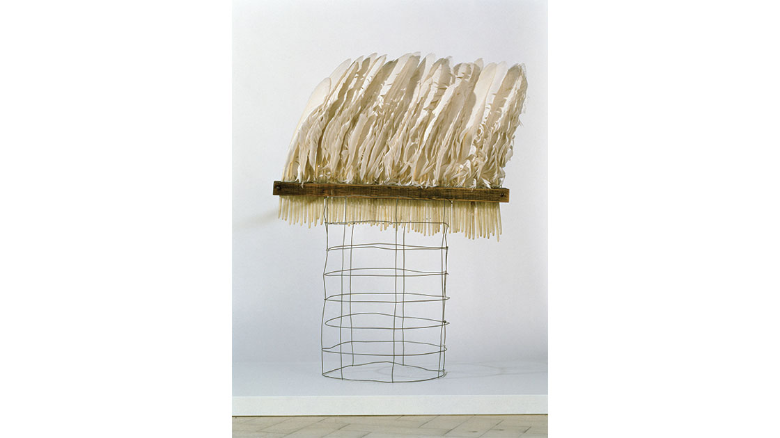 Rosalie Gascoigne, "Feathered fence" (detail), 1979, white swan feathers, galvanized wire netting, synthetic polymer paint on wood, 64 x 750 x 45 cm, National Gallery of Australia, Canberra, gift of the artist 1994, © Rosalie Gascoigne/Copyright Agency