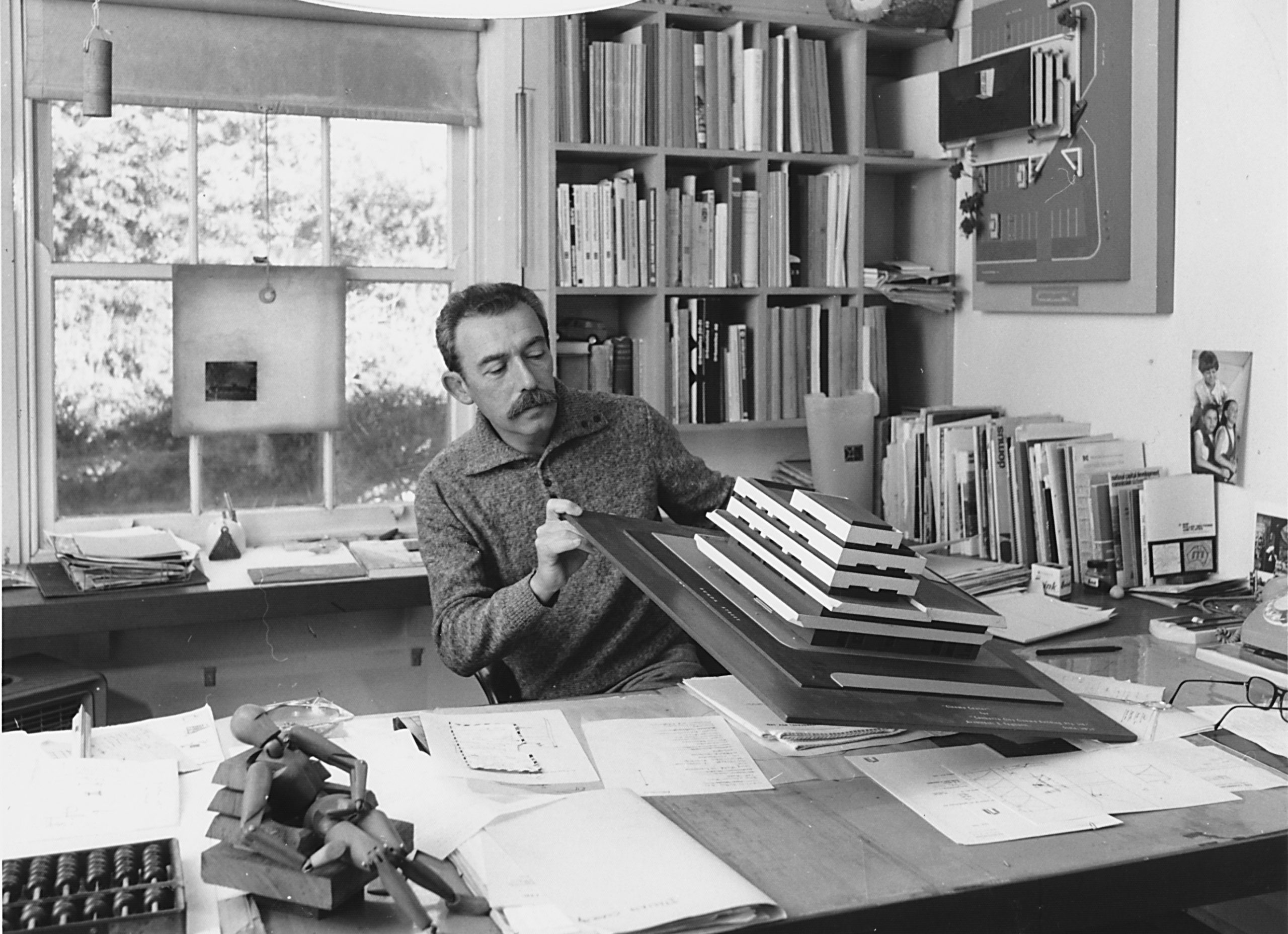 Picture2 - Enrico Taglietti in his studio